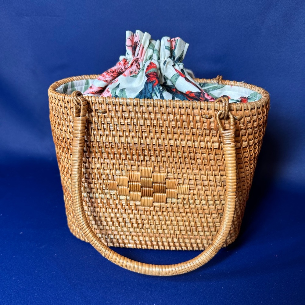 Wicker woven cinch top hand bag